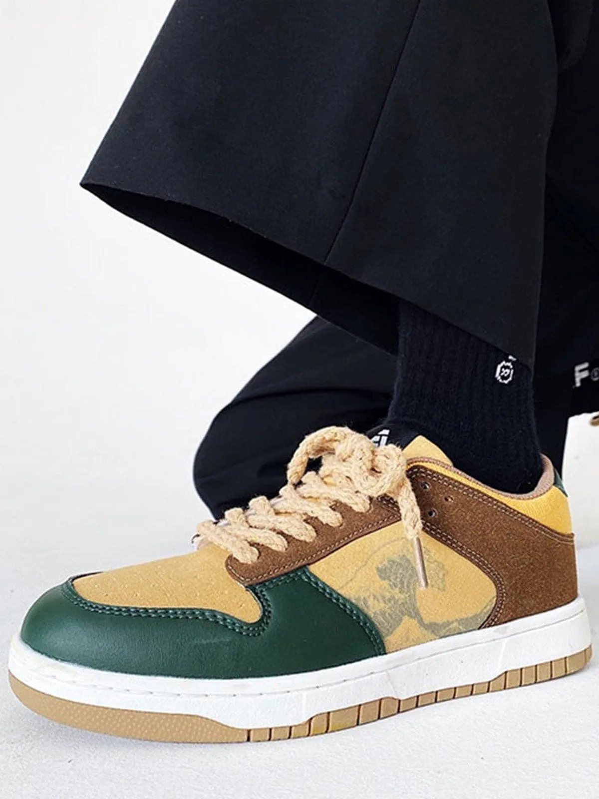 Kicksteria - Vintage Wave Print Skate Shoes